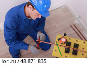 electrician working. Стоковое фото, агентство Ingram Publishing / Фотобанк Лори