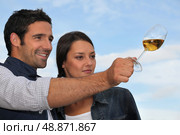 Couple tasting wine outdoors. Стоковое фото, агентство Ingram Publishing / Фотобанк Лори