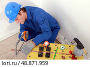 Plumber cutting copper pipe. Стоковое фото, агентство Ingram Publishing / Фотобанк Лори