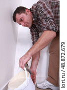 Man about to pour some plaster. Стоковое фото, агентство Ingram Publishing / Фотобанк Лори