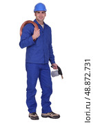 Man holding copper piping and blowtorch. Стоковое фото, агентство Ingram Publishing / Фотобанк Лори