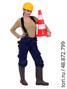 Woman holding traffic cone. Стоковое фото, агентство Ingram Publishing / Фотобанк Лори