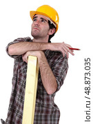 Woodworker thinking and calculating. Стоковое фото, агентство Ingram Publishing / Фотобанк Лори
