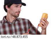 Man with a voltmeter. Стоковое фото, агентство Ingram Publishing / Фотобанк Лори