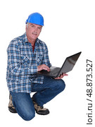 Artisan greater with laptop. Стоковое фото, агентство Ingram Publishing / Фотобанк Лори
