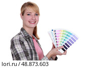 Woman holding colour samples. Стоковое фото, агентство Ingram Publishing / Фотобанк Лори