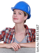 Female mason stood by unfinished  wall. Стоковое фото, агентство Ingram Publishing / Фотобанк Лори