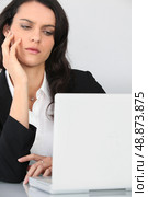 An angry businesswoman staring at her laptop. Стоковое фото, агентство Ingram Publishing / Фотобанк Лори