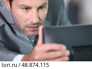 Man adjusting screen. Стоковое фото, агентство Ingram Publishing / Фотобанк Лори