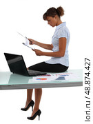 Woman reviewing sales results. Стоковое фото, агентство Ingram Publishing / Фотобанк Лори