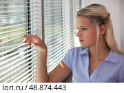 Worker peering through blinds. Стоковое фото, агентство Ingram Publishing / Фотобанк Лори