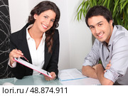 Woman explaining contract to customer. Стоковое фото, агентство Ingram Publishing / Фотобанк Лори