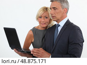 Man and woman with computer. Стоковое фото, агентство Ingram Publishing / Фотобанк Лори
