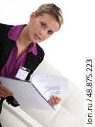 Businesswoman wearing visitor&rsquo;s badge. Стоковое фото, агентство Ingram Publishing / Фотобанк Лори