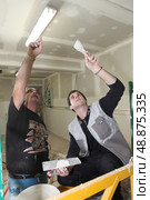 Two plasterers working together. Стоковое фото, агентство Ingram Publishing / Фотобанк Лори