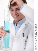 man doing experiments. Стоковое фото, агентство Ingram Publishing / Фотобанк Лори