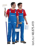 Two painter-decorators stood together. Стоковое фото, агентство Ingram Publishing / Фотобанк Лори