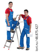 Two male decorators wearing matching outfits. Стоковое фото, агентство Ingram Publishing / Фотобанк Лори