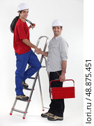 Two manual workers greeting each other. Стоковое фото, агентство Ingram Publishing / Фотобанк Лори