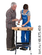 Carpenter training young female apprentice. Стоковое фото, агентство Ingram Publishing / Фотобанк Лори