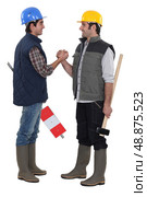 Tradesmen forming a pact. Стоковое фото, агентство Ingram Publishing / Фотобанк Лори