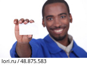worker showing business card. Стоковое фото, агентство Ingram Publishing / Фотобанк Лори