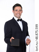 Waiter with a menu. Стоковое фото, агентство Ingram Publishing / Фотобанк Лори