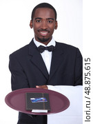 Smart waiter with the bill and a credit card. Стоковое фото, агентство Ingram Publishing / Фотобанк Лори