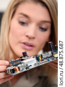 Woman fixing a motherboard. Стоковое фото, агентство Ingram Publishing / Фотобанк Лори