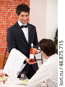 Sommelier presenting a wine. Стоковое фото, агентство Ingram Publishing / Фотобанк Лори