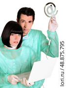 Doctors with computer and internet symbol. Стоковое фото, агентство Ingram Publishing / Фотобанк Лори