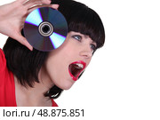 Woman holding a CD. Стоковое фото, агентство Ingram Publishing / Фотобанк Лори