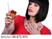 Woman relishing fruit cup. Стоковое фото, агентство Ingram Publishing / Фотобанк Лори