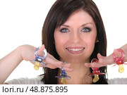 Woman holding baby&rsquo;s dummies. Стоковое фото, агентство Ingram Publishing / Фотобанк Лори