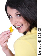 Woman with a tiny yellow toy duck. Стоковое фото, агентство Ingram Publishing / Фотобанк Лори