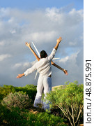 people imitating movements of a windmill. Стоковое фото, агентство Ingram Publishing / Фотобанк Лори