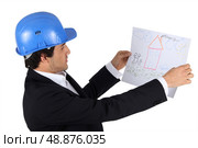 An engineer looking at a child&rsquo;s drawing. Стоковое фото, агентство Ingram Publishing / Фотобанк Лори