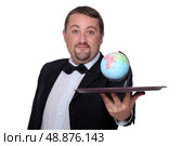 Waiter with globe on a tray. Стоковое фото, агентство Ingram Publishing / Фотобанк Лори