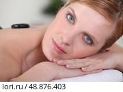 Pretty young woman having hot stones massage. Стоковое фото, агентство Ingram Publishing / Фотобанк Лори