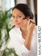 Woman applying blush. Стоковое фото, агентство Ingram Publishing / Фотобанк Лори