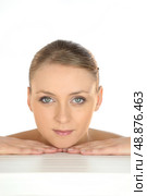 Beauty shot of a woman&rsquo;s face and hands. Стоковое фото, агентство Ingram Publishing / Фотобанк Лори