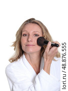 woman putting make-up. Стоковое фото, агентство Ingram Publishing / Фотобанк Лори