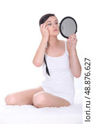 Woman plucking eyebrows. Стоковое фото, агентство Ingram Publishing / Фотобанк Лори