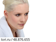 Woman wearing a white robe. Стоковое фото, агентство Ingram Publishing / Фотобанк Лори