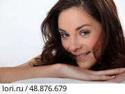 Seductive brunette laying in bed. Стоковое фото, агентство Ingram Publishing / Фотобанк Лори