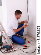 Electrical line splicing. Стоковое фото, агентство Ingram Publishing / Фотобанк Лори