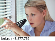 A nosy woman spying. Стоковое фото, агентство Ingram Publishing / Фотобанк Лори