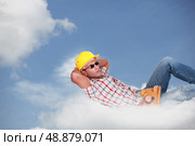 Relaxed worker laid on a cloud. Стоковое фото, агентство Ingram Publishing / Фотобанк Лори