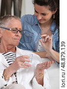 Elderly woman taking a pill. Стоковое фото, агентство Ingram Publishing / Фотобанк Лори