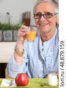 senior woman having breakfast. Стоковое фото, агентство Ingram Publishing / Фотобанк Лори
